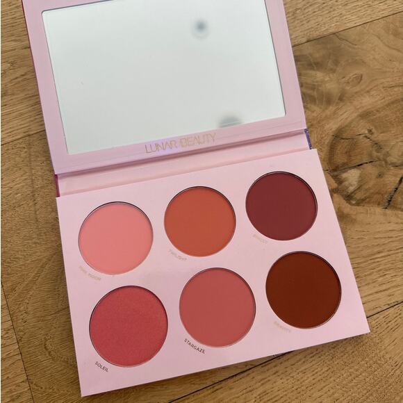 Lunar Beauty - Moon Prism Blush Palette in Pink - Picture 3 of 4